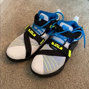 Nike Lebron soldier basketball shoe 6y